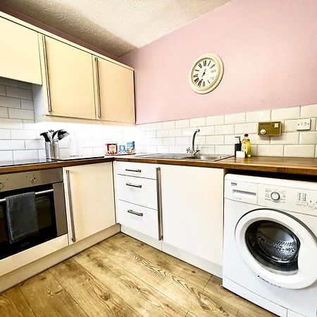 Appartamento Ground Floor Flat With Free Parking & Wifi Glasgow Esterno foto
