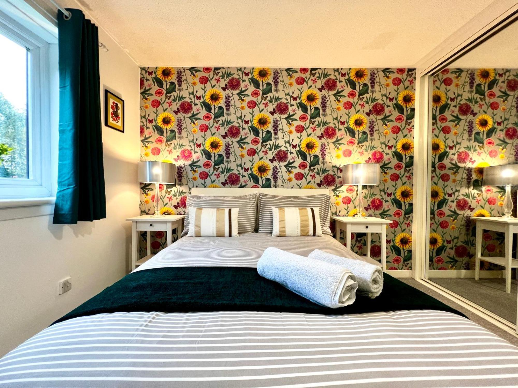 Appartamento Ground Floor Flat With Free Parking & Wifi Glasgow Esterno foto