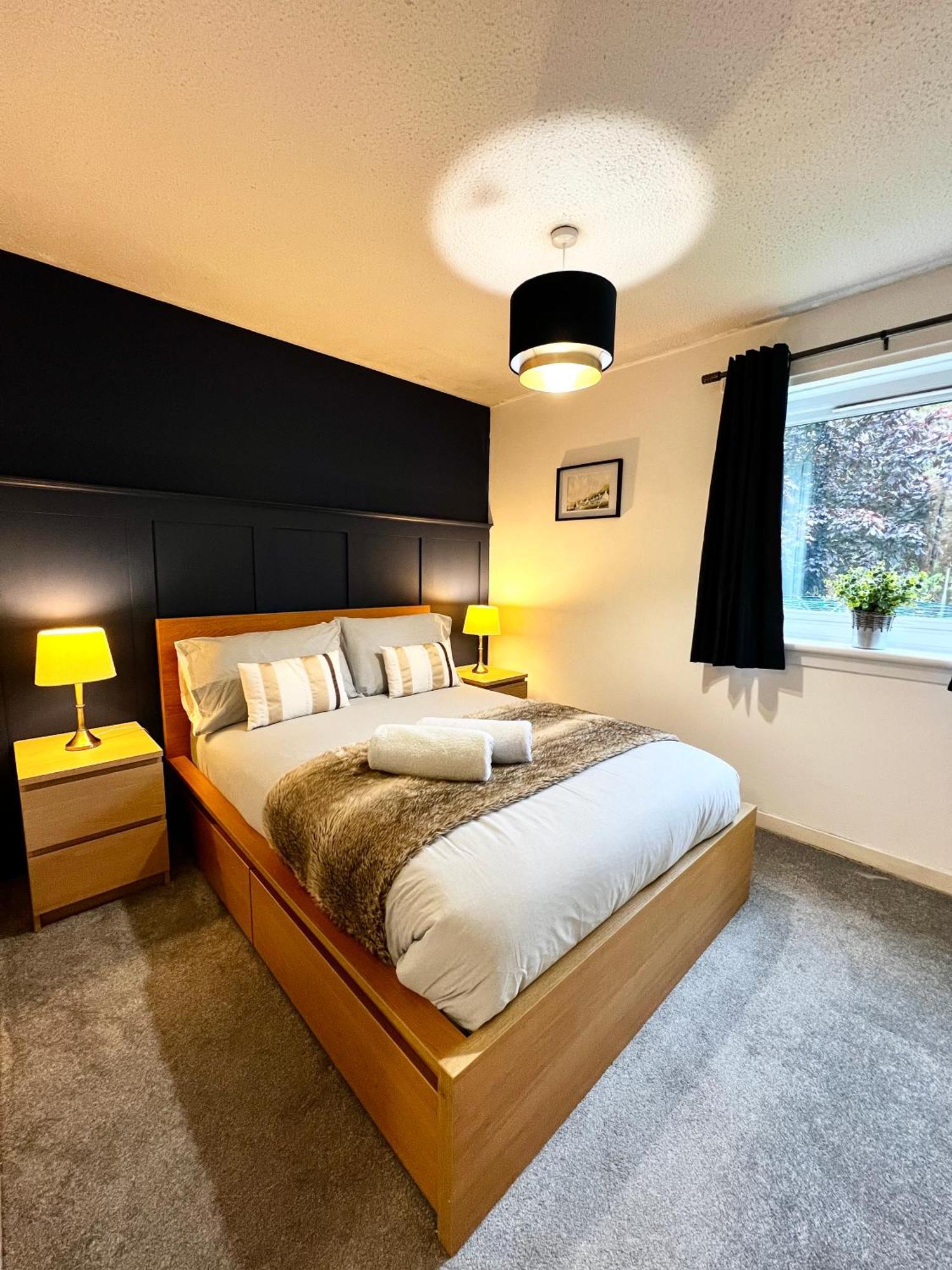 Appartamento Ground Floor Flat With Free Parking & Wifi Glasgow Esterno foto