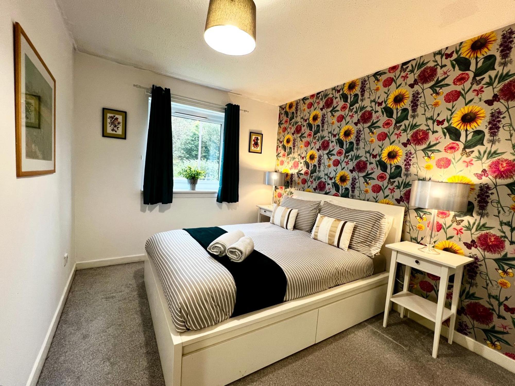 Appartamento Ground Floor Flat With Free Parking & Wifi Glasgow Esterno foto