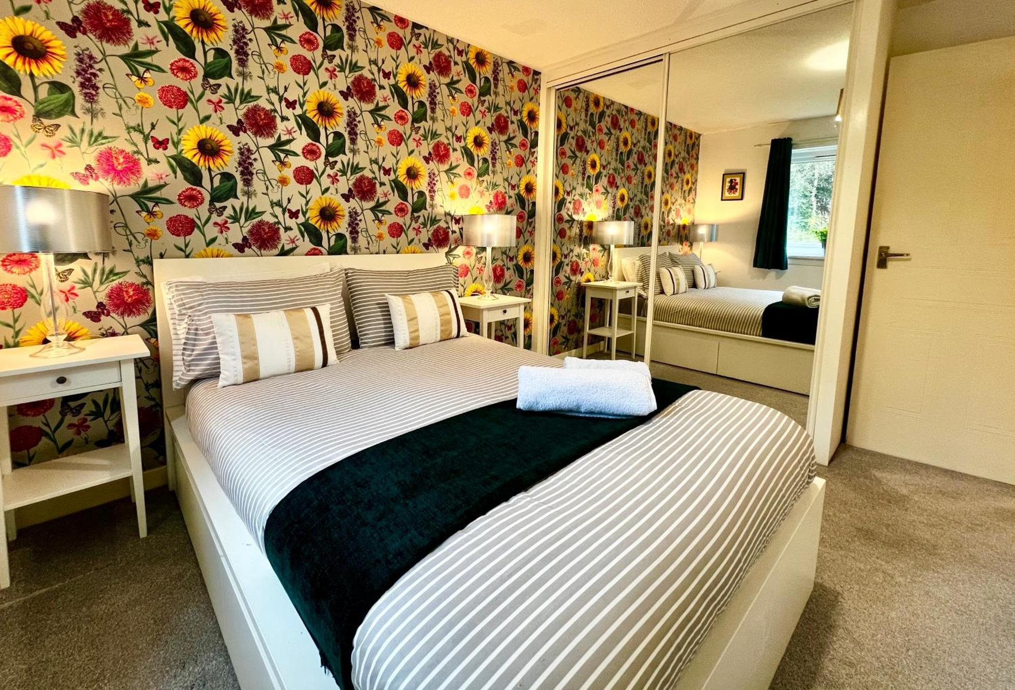 Appartamento Ground Floor Flat With Free Parking & Wifi Glasgow Esterno foto