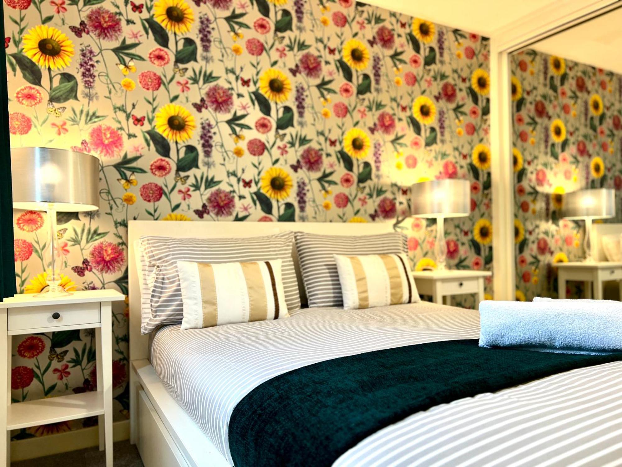 Appartamento Ground Floor Flat With Free Parking & Wifi Glasgow Esterno foto
