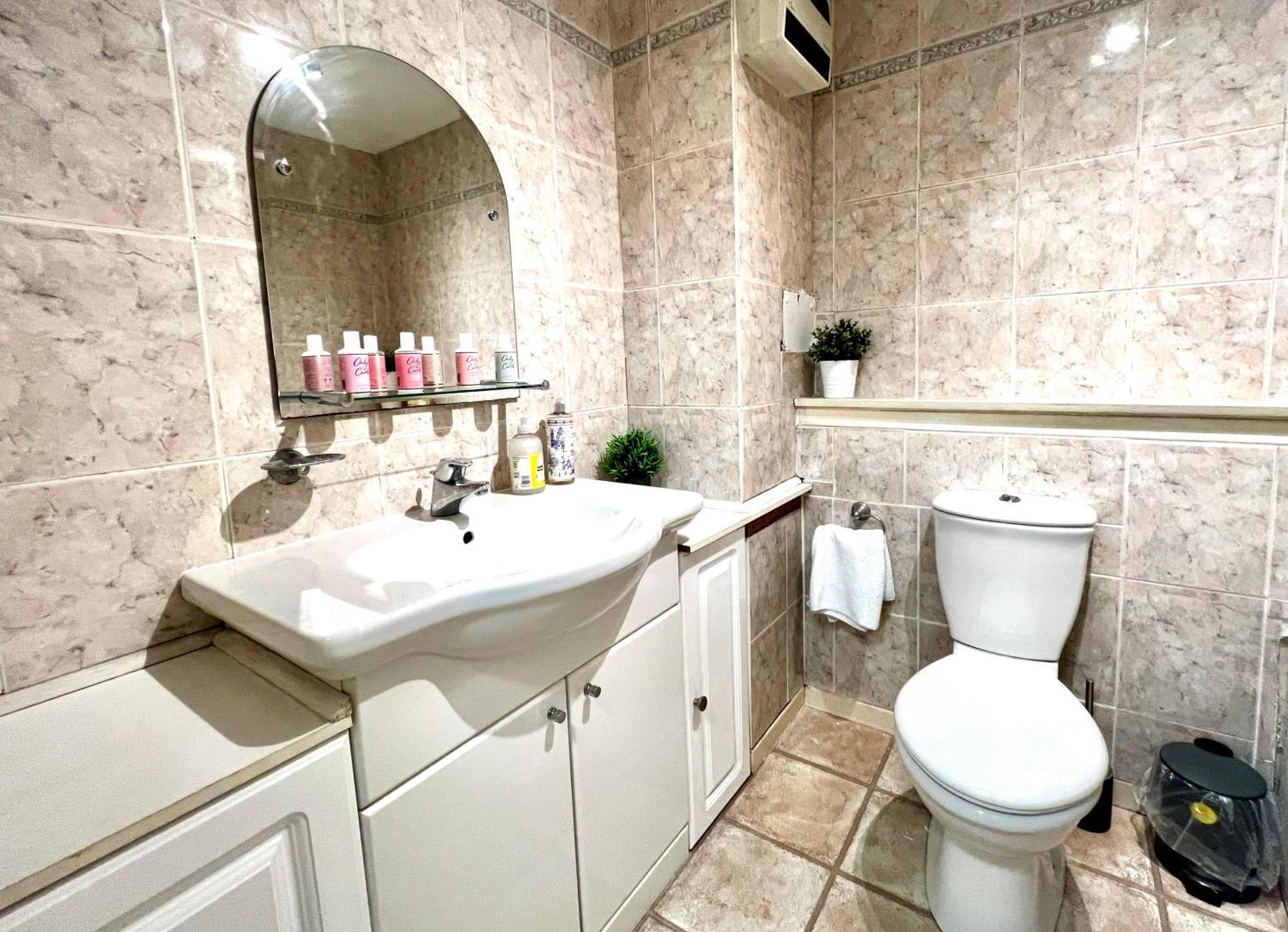 Appartamento Ground Floor Flat With Free Parking & Wifi Glasgow Esterno foto