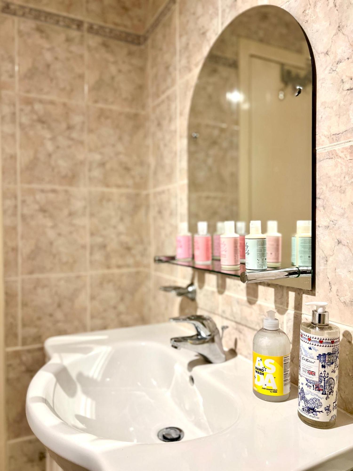 Appartamento Ground Floor Flat With Free Parking & Wifi Glasgow Esterno foto