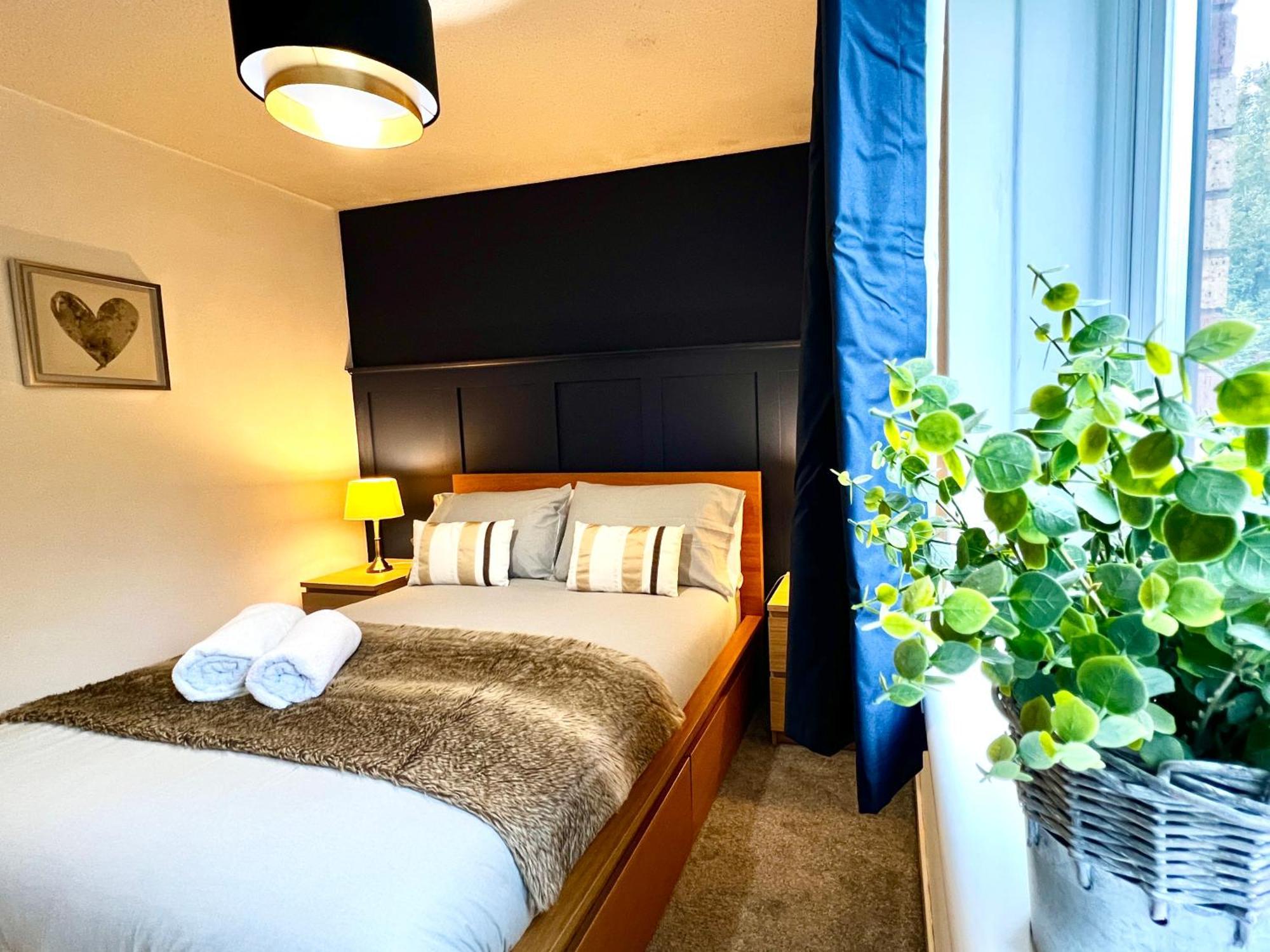 Appartamento Ground Floor Flat With Free Parking & Wifi Glasgow Esterno foto