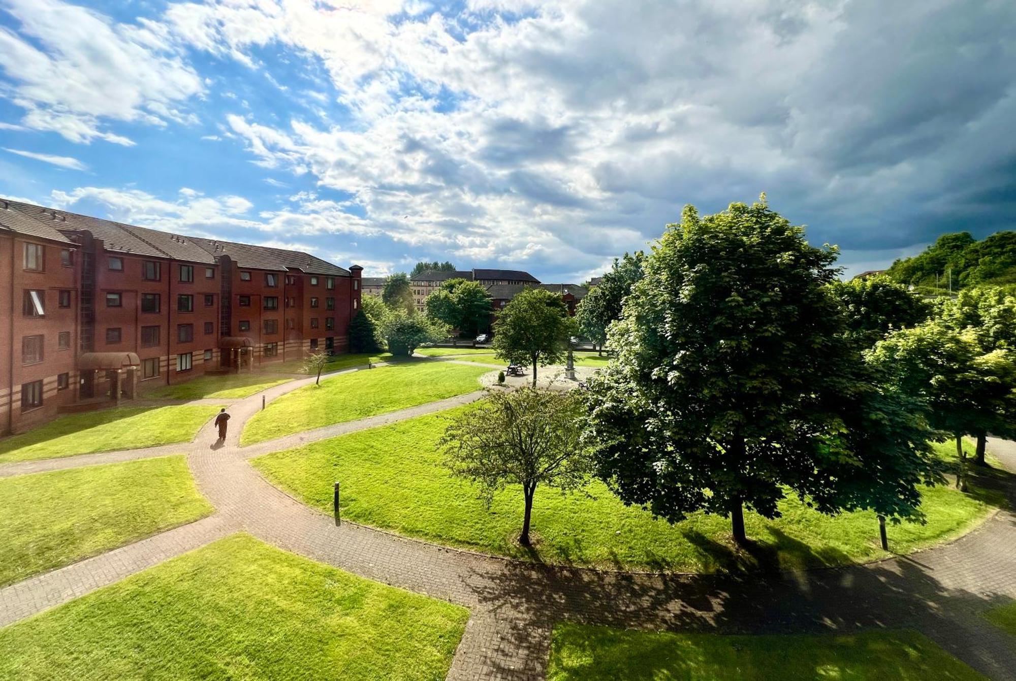 Appartamento Ground Floor Flat With Free Parking & Wifi Glasgow Esterno foto